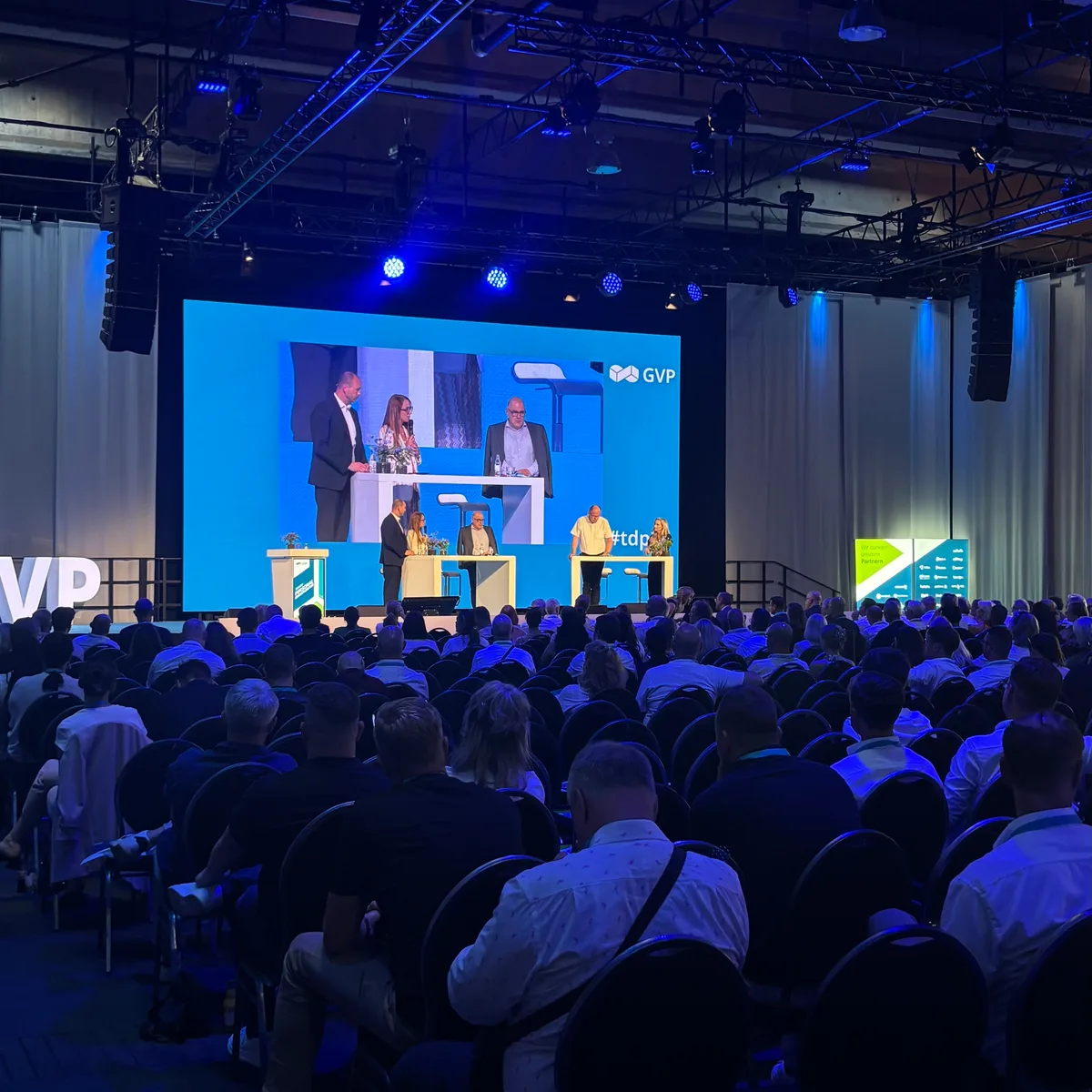 Podiumsdiskussion vor vollem Saal beim Tag der Personaldienstleister 2026 des GVP in Berlin