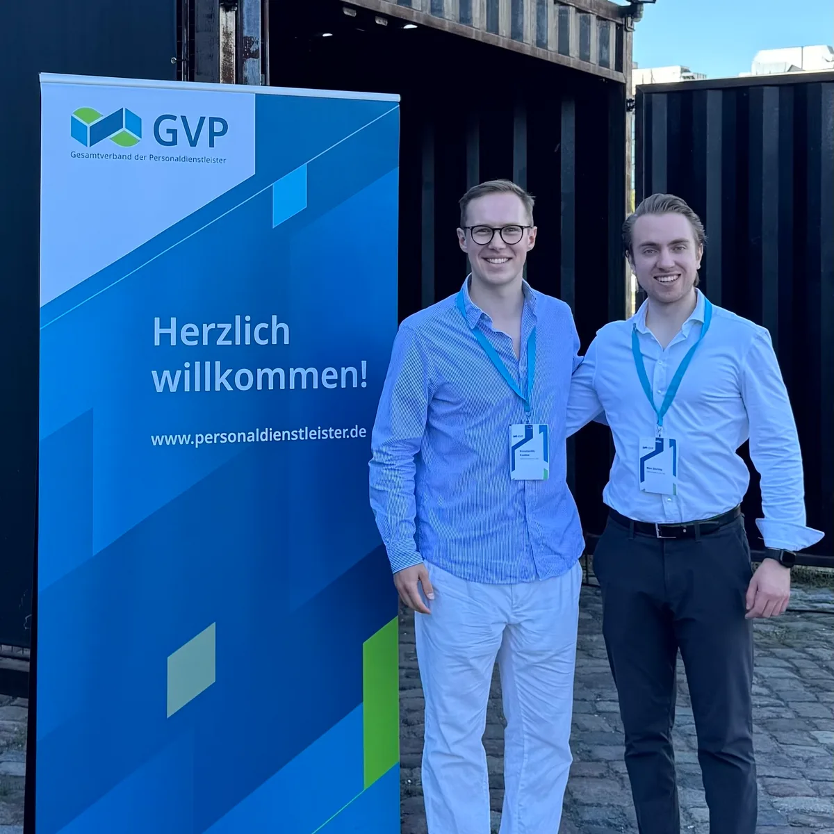 Konstantin Koolen und Ben Düring, Gründer von tagtig, am GVP-Banner beim Tag der Personaldienstleister 2026